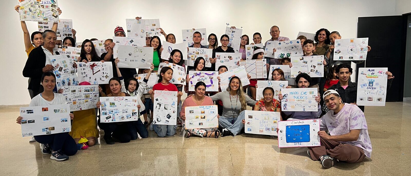 Equipo de una empresa muestra los carteles pintados al cerrar un taller de bienestar