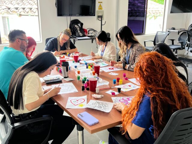 Taller de mandalas en una empresa: el equipo pinta alrededor de la mesa