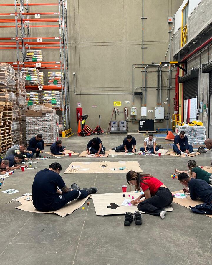 Actividad de bienestar con el equipo de una empresa en su bodega