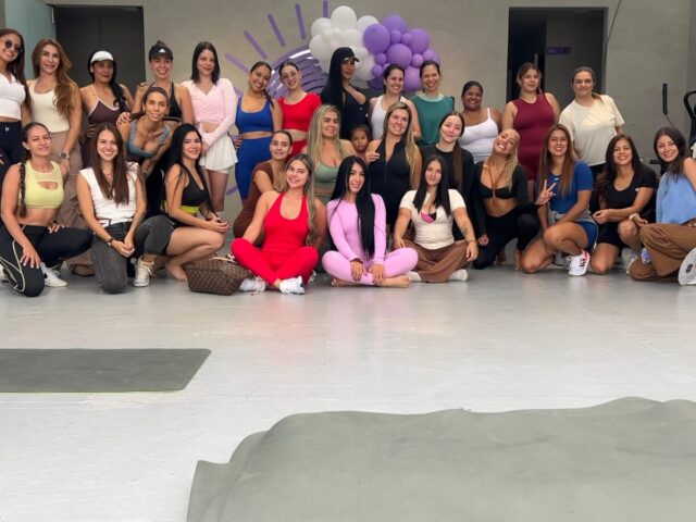 Círculo de Mujeres: gran grupo sentado en el piso del estudio