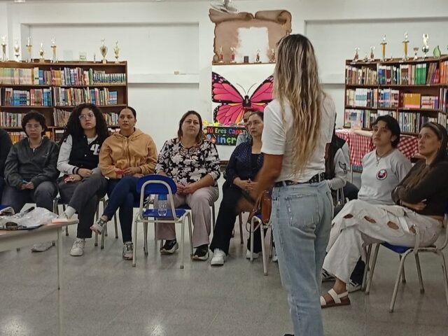Círculo de participantes conversando durante un encuentro grupal guiado por DebAnanda.